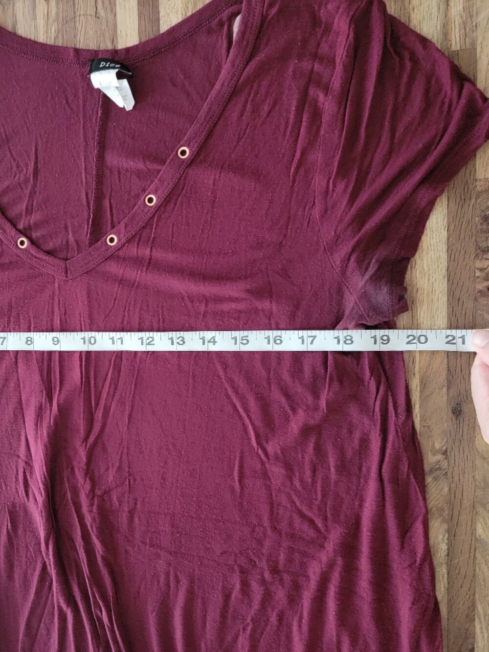 Dice V Neck w Grommets Shark Bite Hem Tunic Top Short Sleeve Wine Red/Maroon - Picture 4 of 8